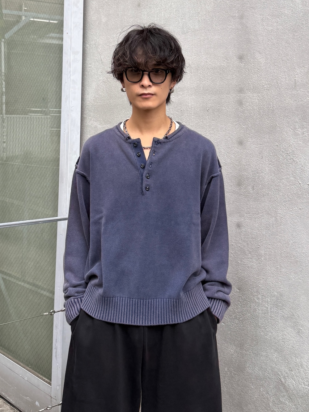 ブルー系のニット/セーター、ブラック系のスウェットパンツを着用したメンズの秋コーディネートの4枚目の写真