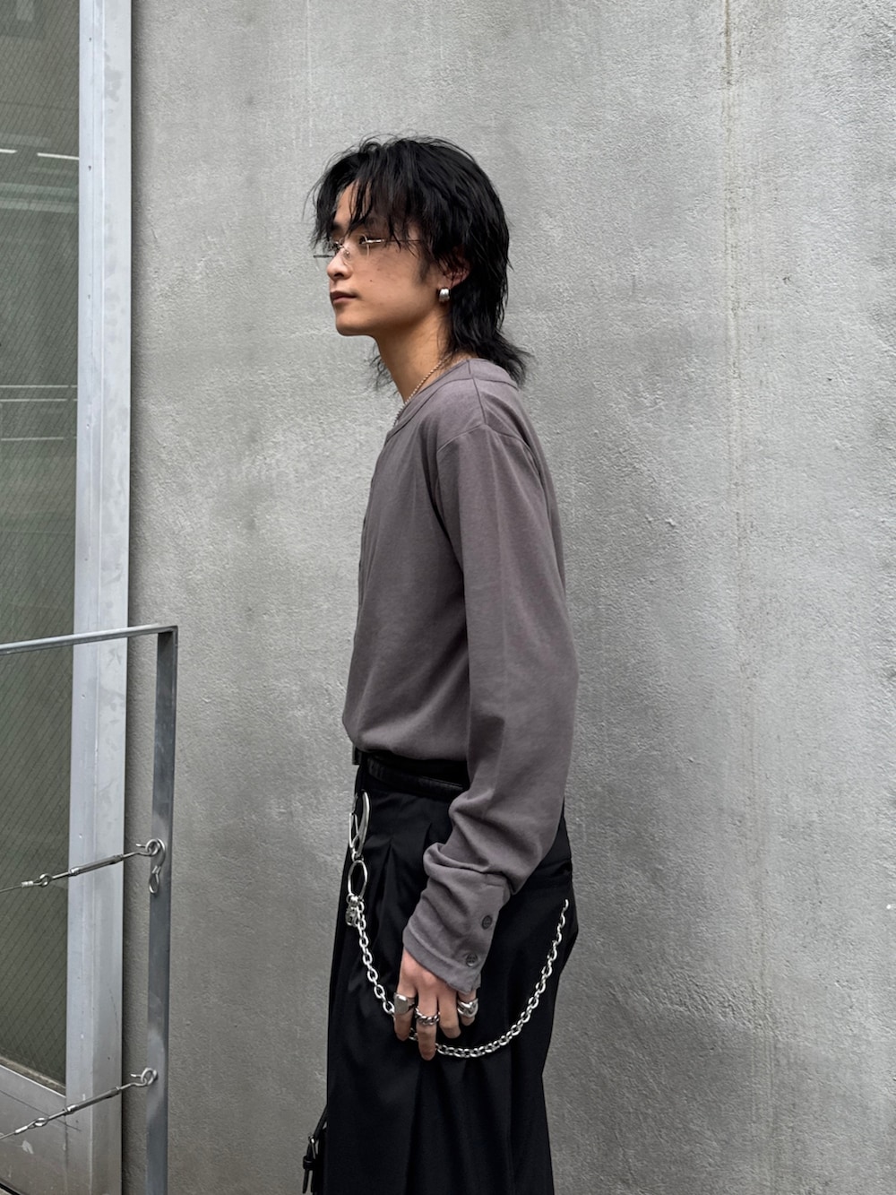 グレー系のTシャツ/カットソー、ブラック系のその他パンツ、ブラック系のハンドバッグを着用したメンズの春コーディネートの5枚目の写真