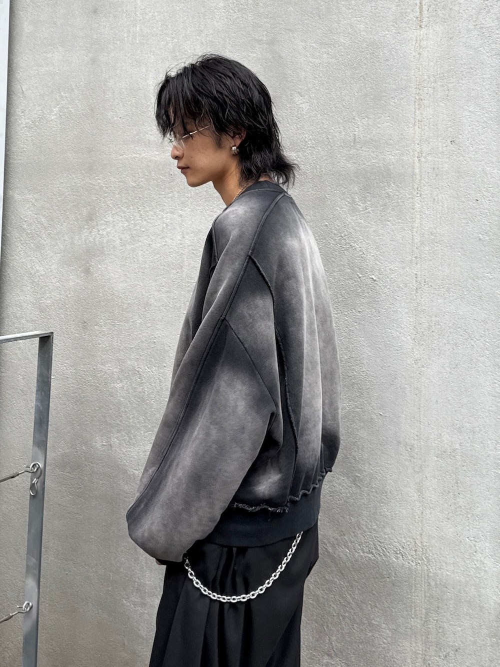 ブラック系のMA-1、ブラック系のスウェット、ブラック系のその他パンツを着用したメンズの春コーディネートの8枚目の写真