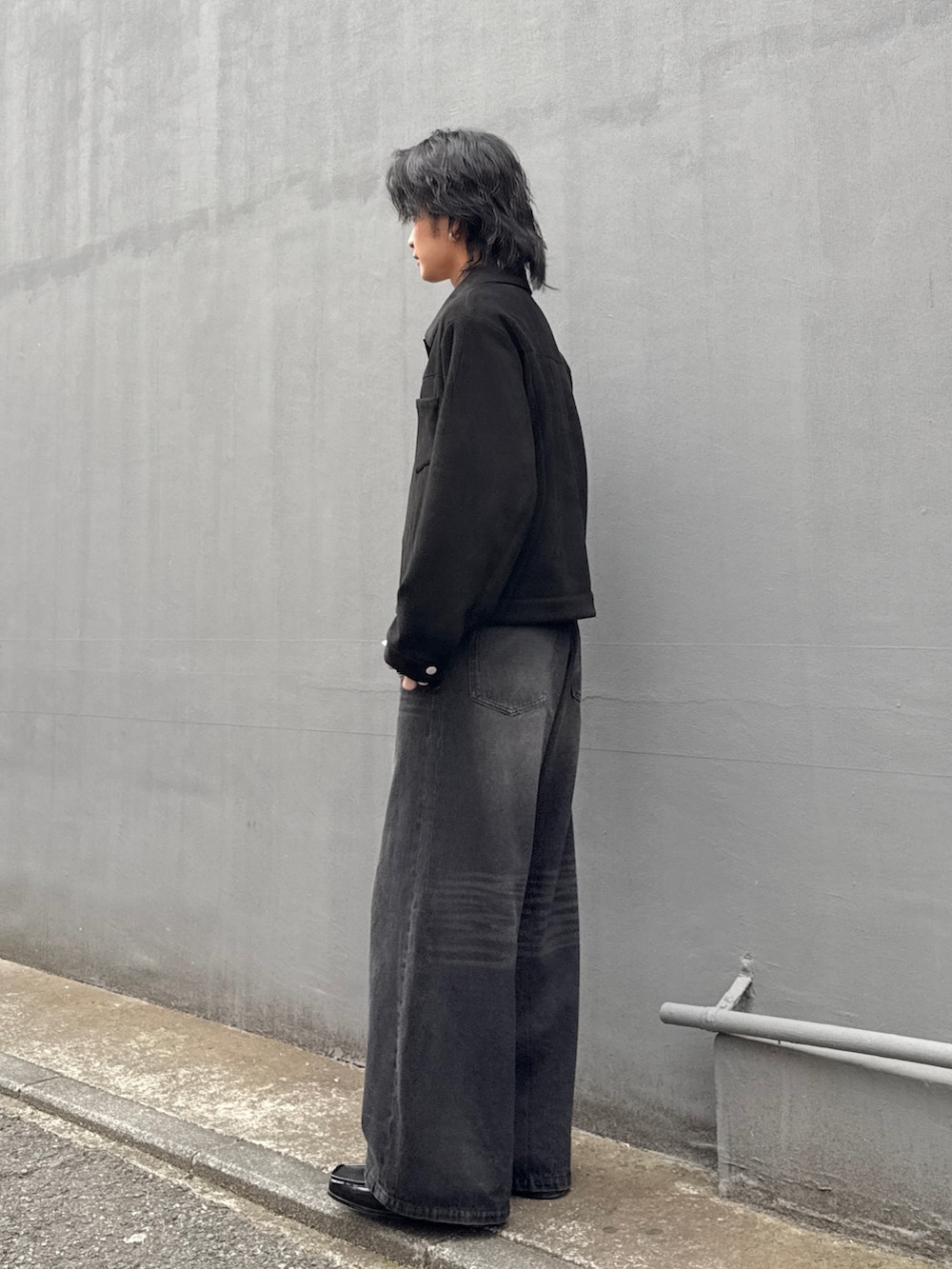 ブラック系のブルゾン、ブラック系のデニムパンツを着用したメンズの春コーディネートの3枚目の写真
