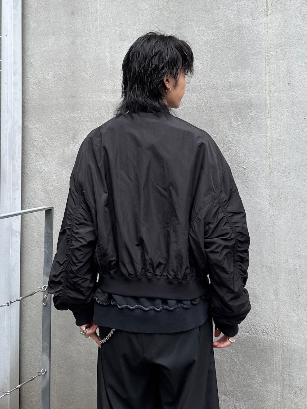 ブラック系のMA-1、ブラック系のスウェット、ブラック系のその他パンツを着用したメンズの春コーディネートの6枚目の写真