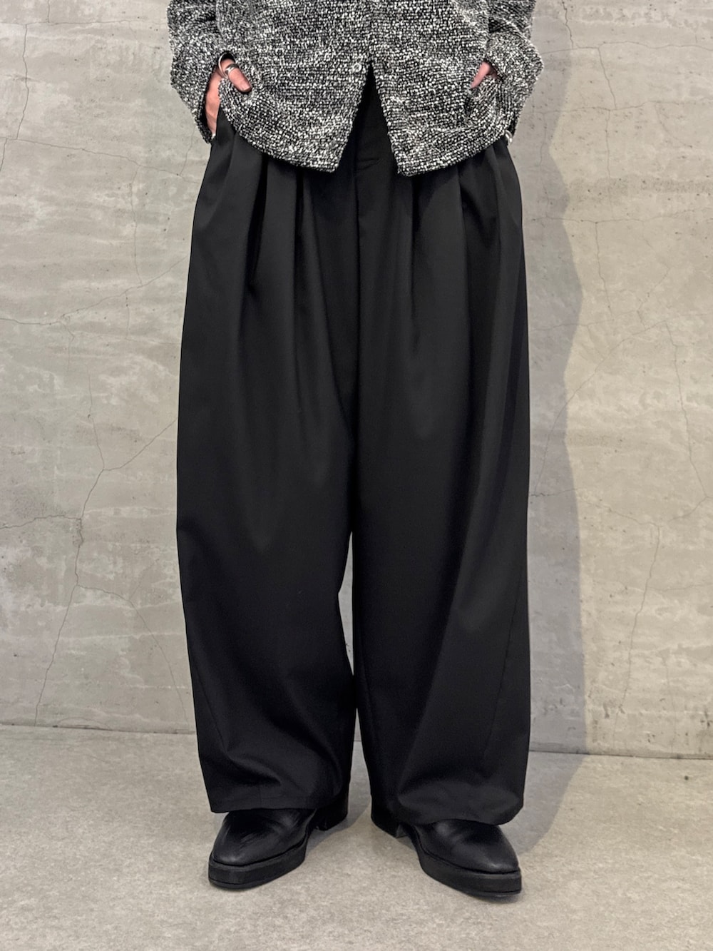 ブラック系のシャツ/ブラウス、ブラック系のその他パンツを着用したメンズの春コーディネートの7枚目の写真