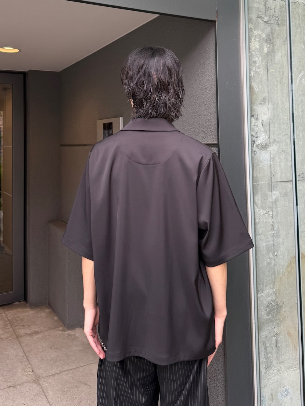 ブラック系のシャツ/ブラウス、ブラック系のTシャツ/カットソー、ブラック系のスラックスを着用したメンズの夏コーディネートの6枚目の写真