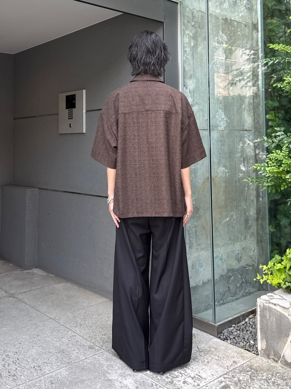グリーン系のシャツ/ブラウス、ブラック系のスラックスを着用したメンズの夏コーディネートの3枚目の写真