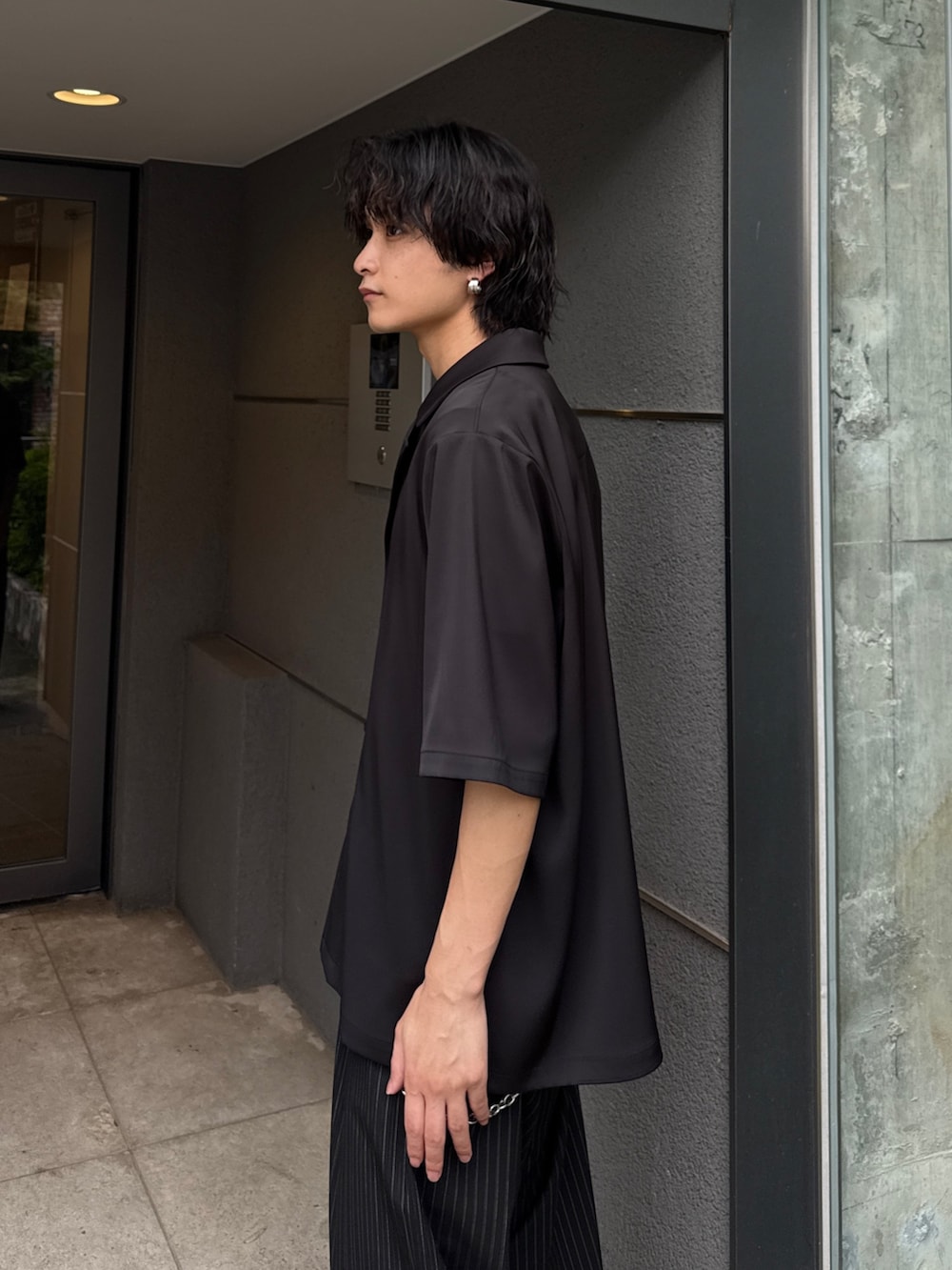 ブラック系のシャツ/ブラウス、ブラック系のTシャツ/カットソー、ブラック系のスラックスを着用したメンズの夏コーディネートの5枚目の写真