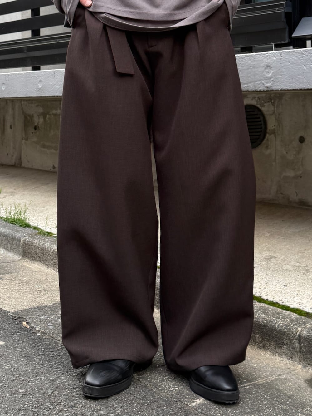 グレー系のTシャツ/カットソー、グレー系のスラックス、グリーン系のテーラードジャケットを着用したメンズの春コーディネートの9枚目の写真