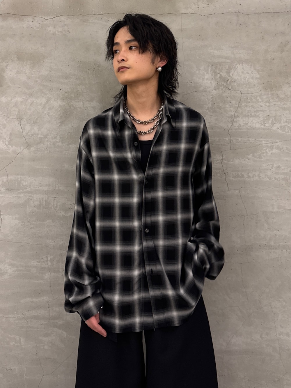 ブラック系のシャツ/ブラウス、ブラック系のスラックスを着用したメンズの春コーディネートの4枚目の写真