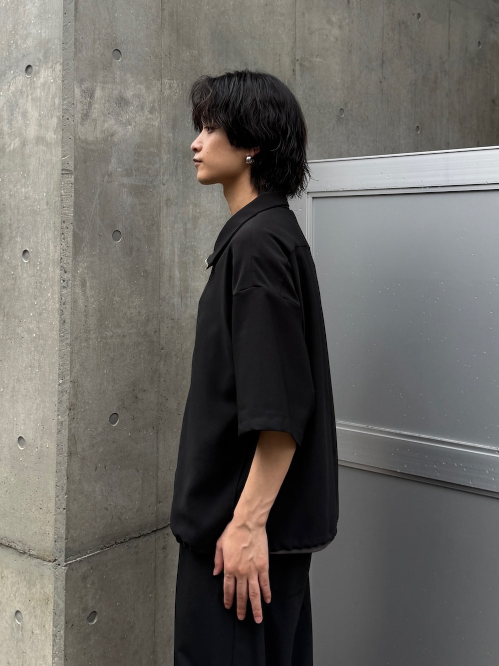 ブラック系のシャツ/ブラウス、グレー系のTシャツ/カットソー、ブラック系のスラックスを着用したメンズの夏コーディネートの4枚目の写真