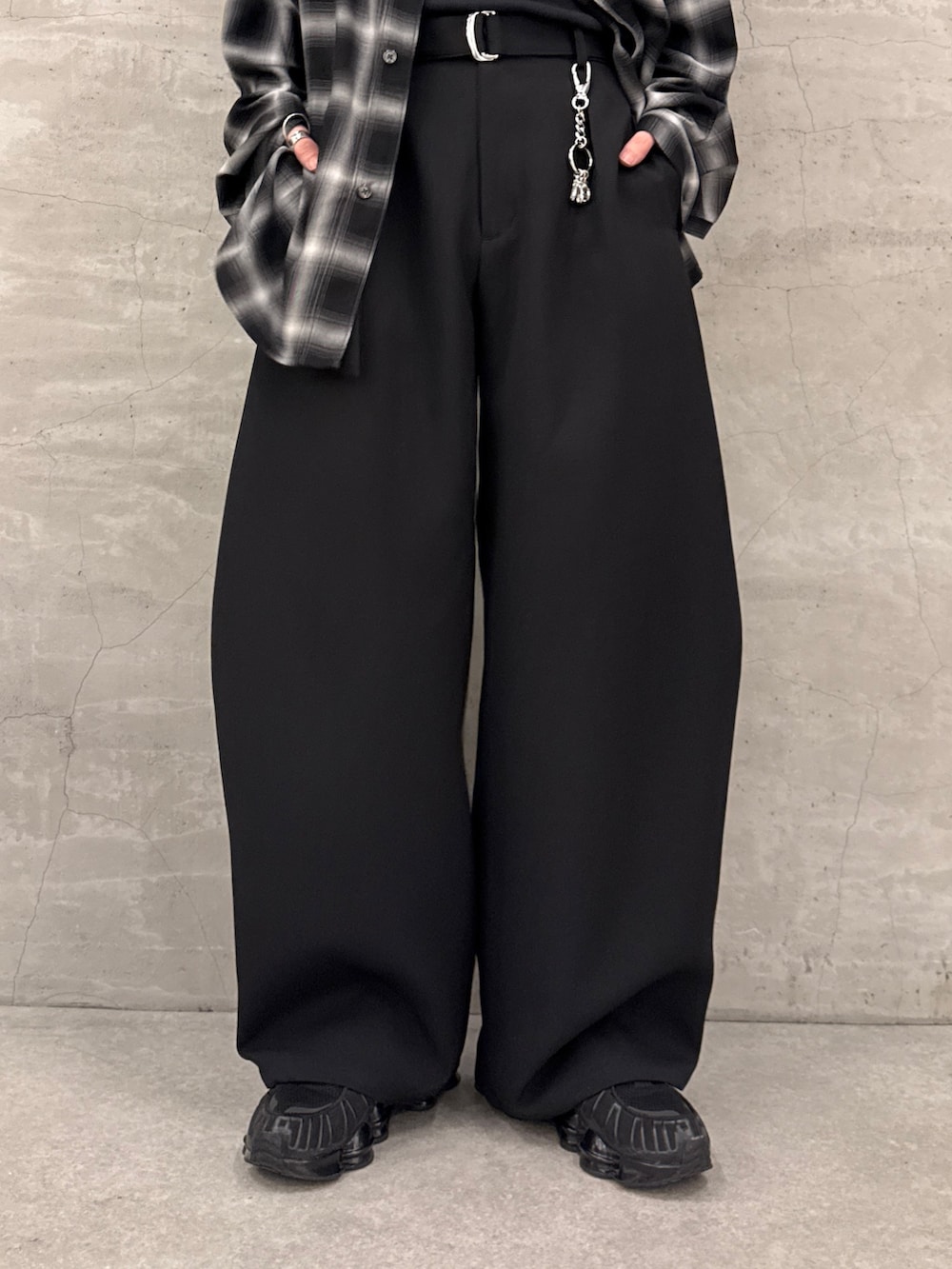 ブラック系のシャツ/ブラウス、ブラック系のスラックスを着用したメンズの春コーディネートの7枚目の写真