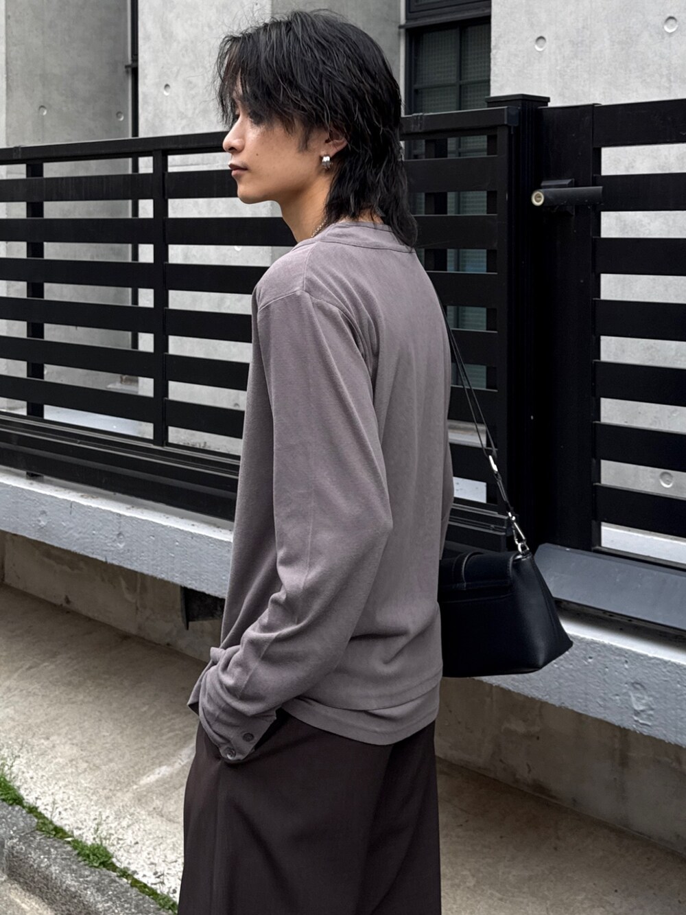 グレー系のTシャツ/カットソー、グレー系のスラックス、グリーン系のテーラードジャケットを着用したメンズの春コーディネートの8枚目の写真