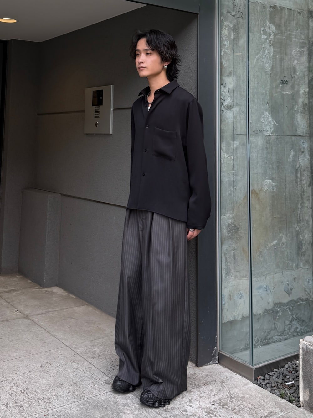 グレー系のスラックス、ブラック系のシャツ/ブラウスを着用したメンズの夏コーディネートの2枚目の写真