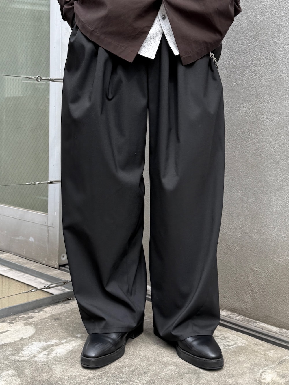 グレー系のシャツ/ブラウス、グレー系のシャツ/ブラウス、ブラック系のその他パンツを着用したメンズの春コーディネートの7枚目の写真