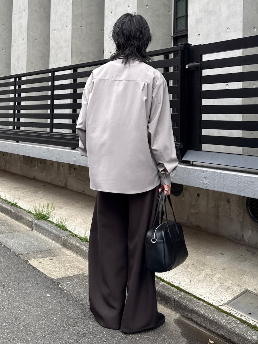 グレー系のシャツ/ブラウス、グレー系のスラックス、ブラック系のショルダーバッグを着用したメンズの春コーディネートの3枚目の写真