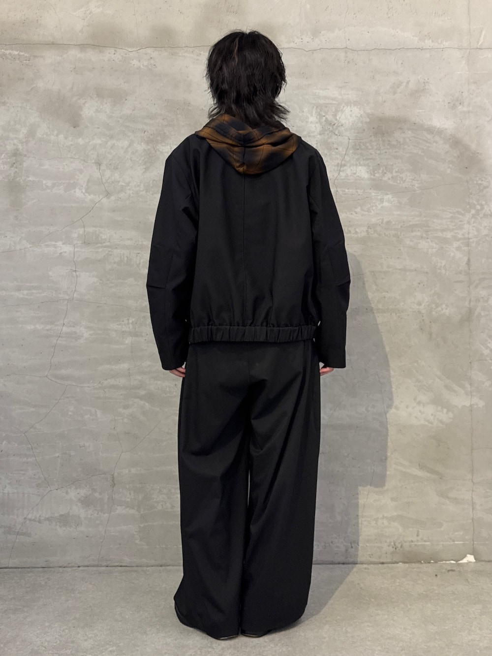 ブラック系のブルゾン、ブルー系のシャツ/ブラウス、ブラック系のその他パンツを着用したメンズの春コーディネートの3枚目の写真