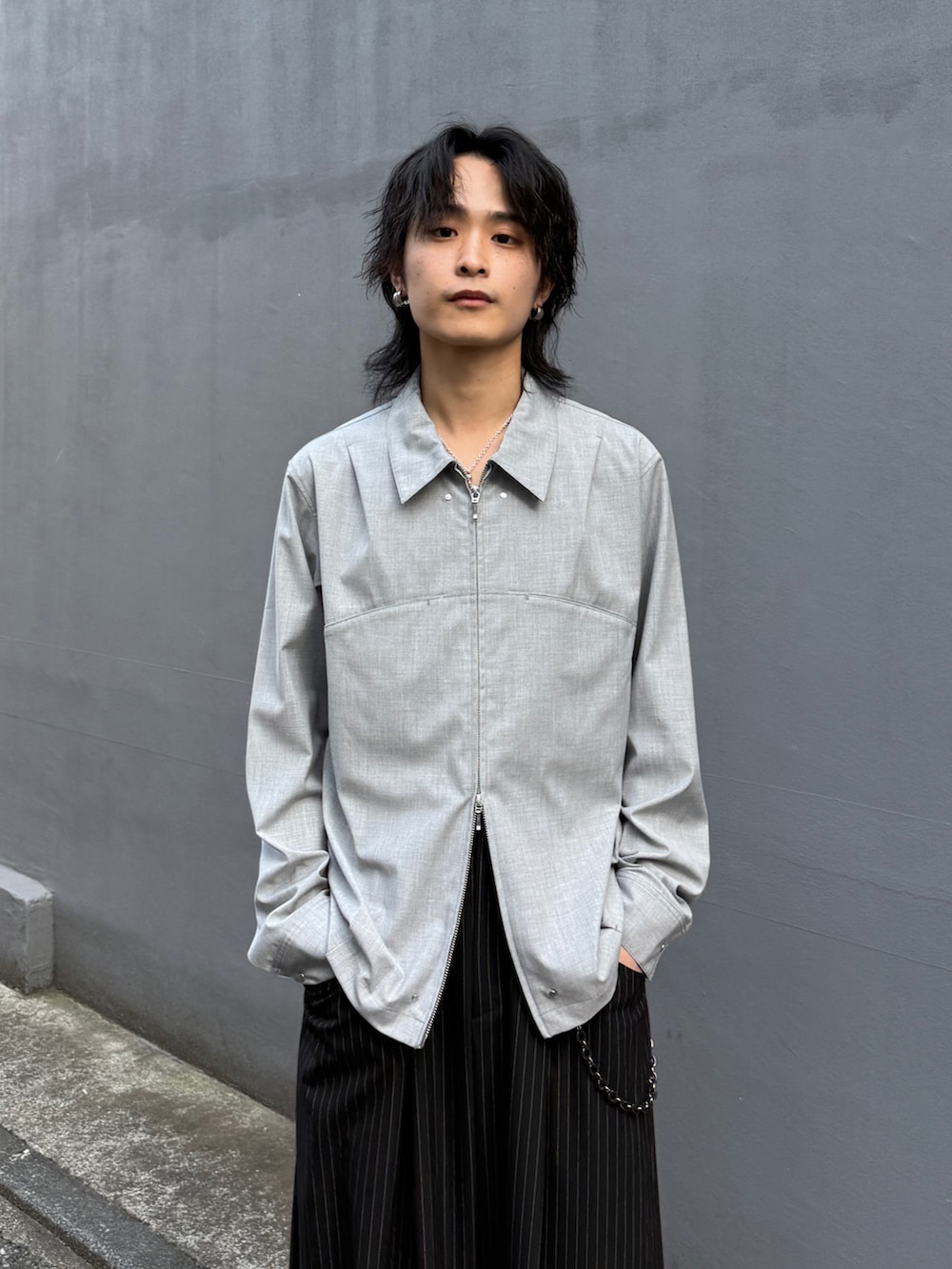 ブラック系のテーラードジャケット、グレー系のシャツ/ブラウス、ブラック系のスラックスを着用したメンズの春コーディネートの7枚目の写真