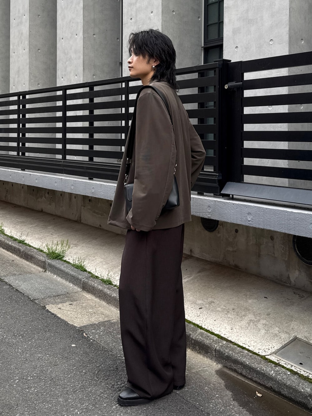 グレー系のTシャツ/カットソー、グレー系のスラックス、グリーン系のテーラードジャケットを着用したメンズの春コーディネートの2枚目の写真