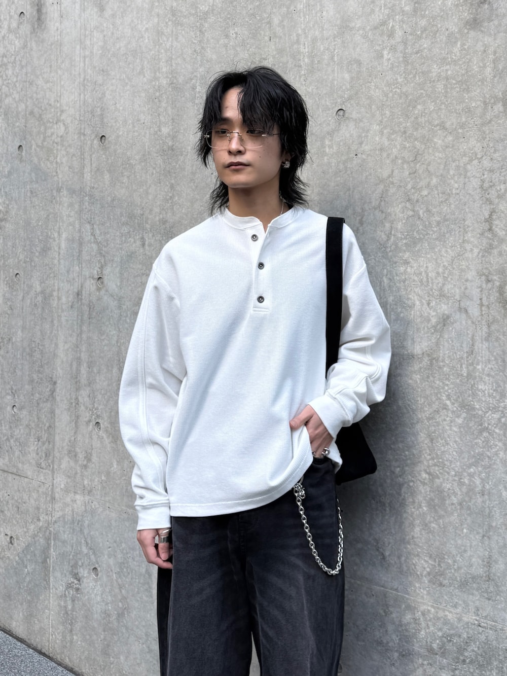 ホワイト系のTシャツ/カットソー、ブラック系のショルダーバッグ、ブラック系のデニムパンツを着用したメンズの春コーディネートの4枚目の写真