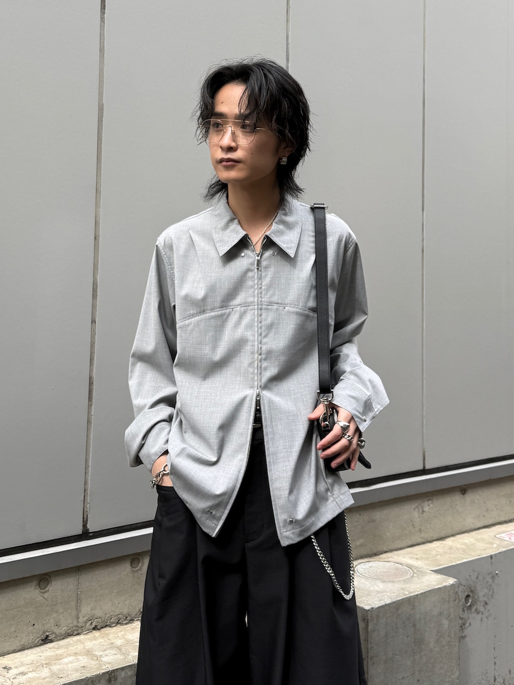 ブラック系のその他パンツ、ブラック系のショルダーバッグ、グレー系のシャツ/ブラウスを着用したメンズの春コーディネートの4枚目の写真