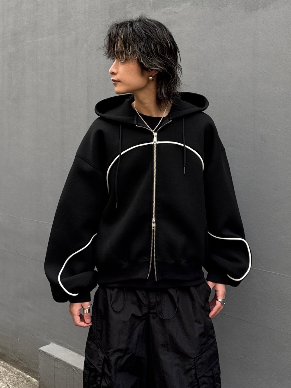 ブラック系のパーカー、ブラック系のカーゴパンツ、ブラック系のスウェットを着用したメンズの冬コーディネートの4枚目の写真