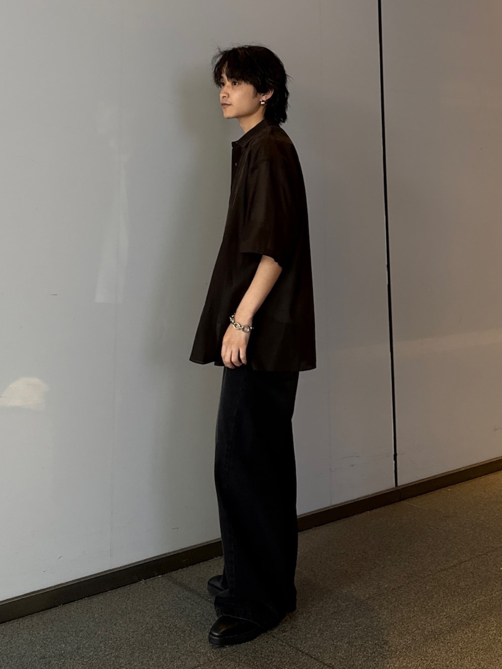 グレー系のシャツ/ブラウス、ホワイト系のTシャツ/カットソー、ブラック系のデニムパンツを着用したメンズの夏コーディネートの2枚目の写真
