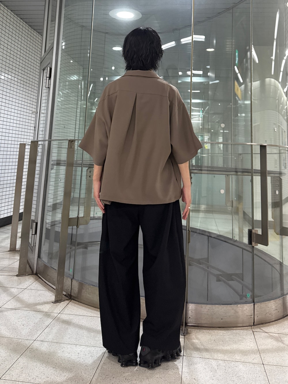 ブラウン系のシャツ/ブラウス、ブラック系のスラックスを着用したメンズの夏コーディネートの3枚目の写真
