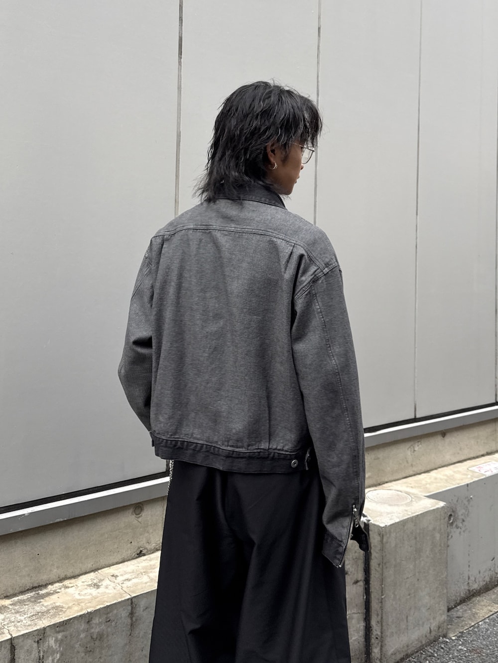 ブラック系のTシャツ/カットソー、ブラック系のその他パンツ、ブラック系のデニムジャケットを着用したメンズの春コーディネートの6枚目の写真