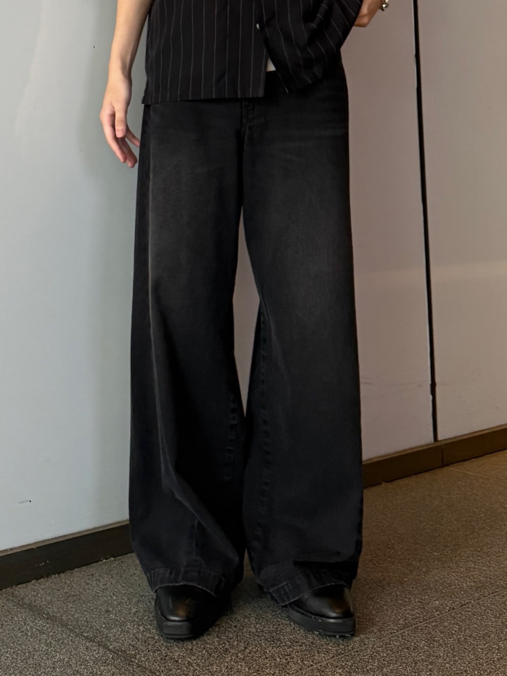 グレー系のシャツ/ブラウス、ホワイト系のTシャツ/カットソー、ブラック系のデニムパンツを着用したメンズの夏コーディネートの7枚目の写真
