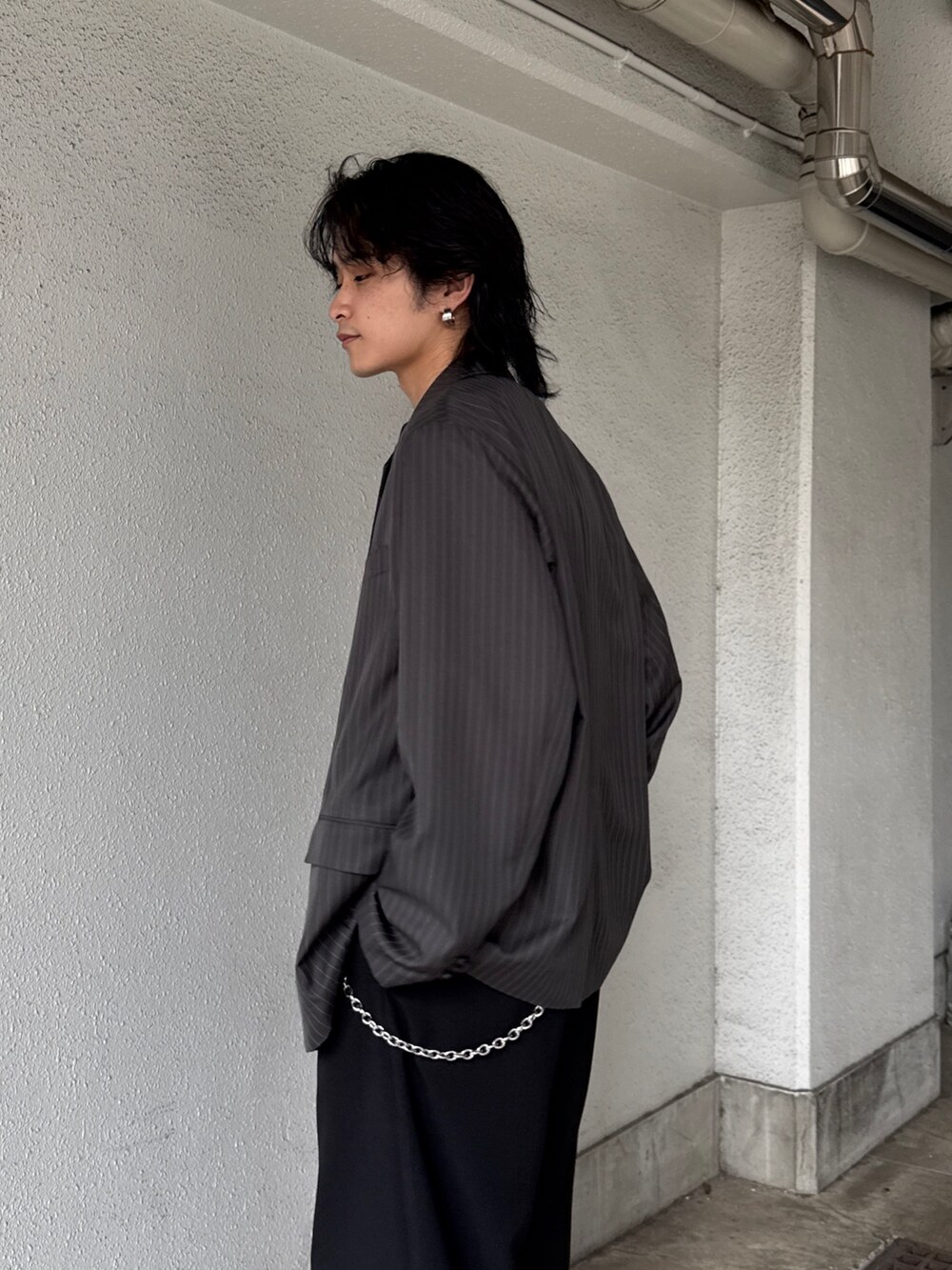 グレー系のテーラードジャケット、ブラック系のTシャツ/カットソー、ブラック系のスラックスを着用したメンズの春コーディネートの6枚目の写真