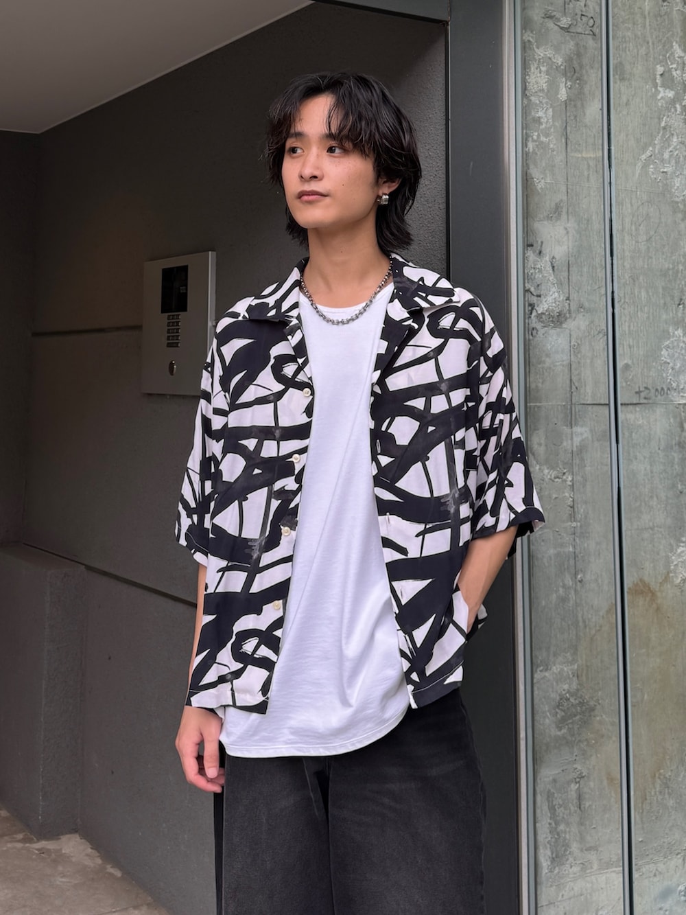 ブラック系のシャツ/ブラウス、ブラック系のデニムパンツ、ホワイト系のタンクトップを着用したメンズの夏コーディネートの4枚目の写真