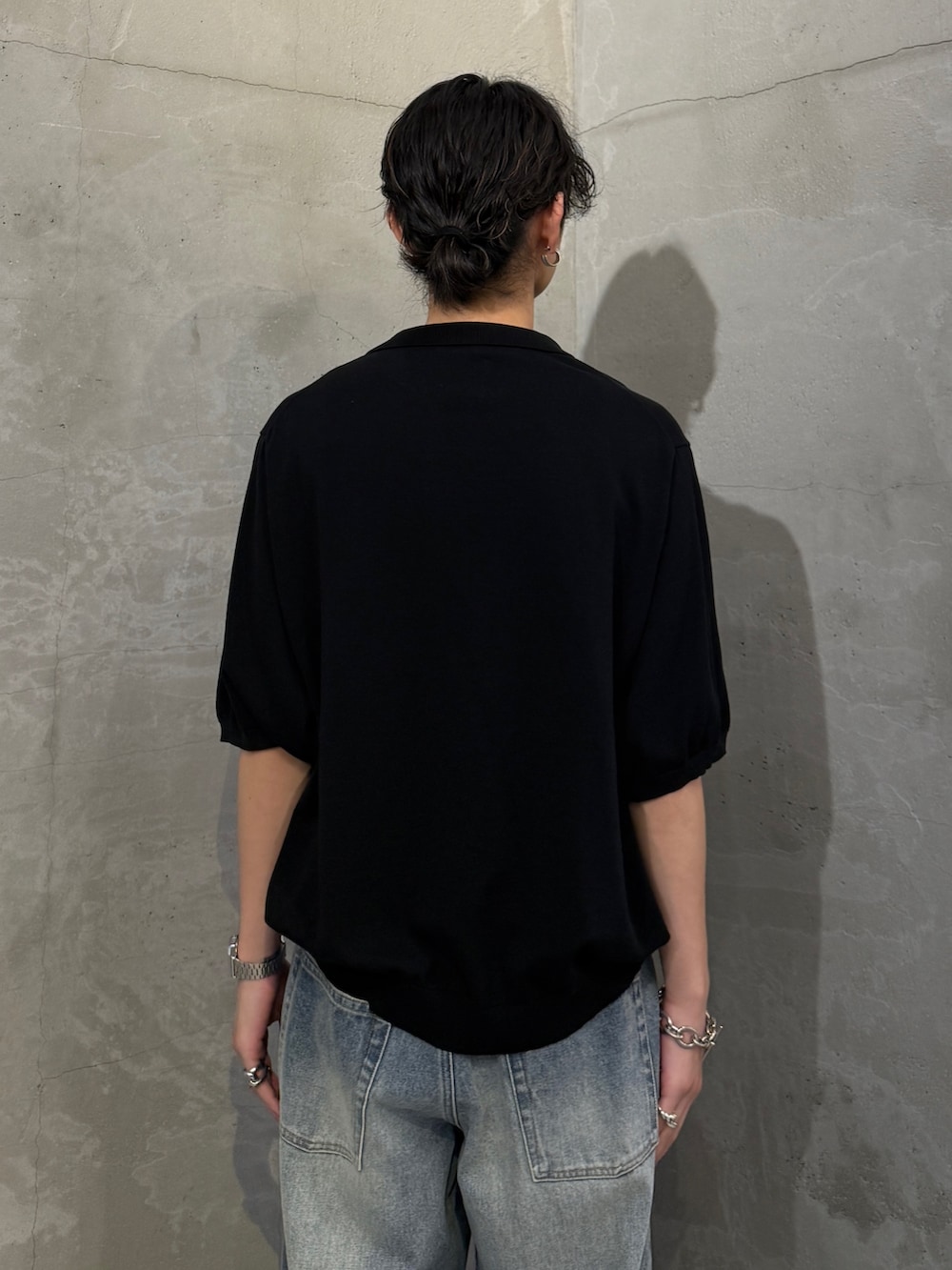 ブラック系のTシャツ/カットソー、ブルー系のデニムパンツを着用したメンズの夏コーディネートの6枚目の写真