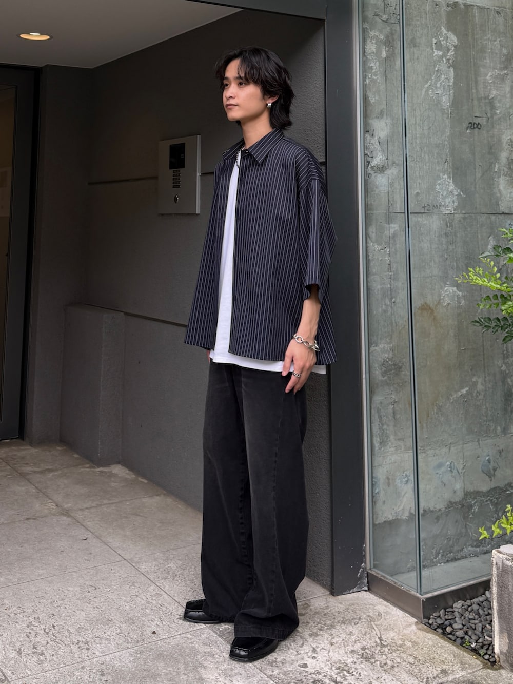 ブルー系のシャツ/ブラウス、ホワイト系のタンクトップ、ブラック系のデニムパンツを着用したメンズの夏コーディネートの2枚目の写真