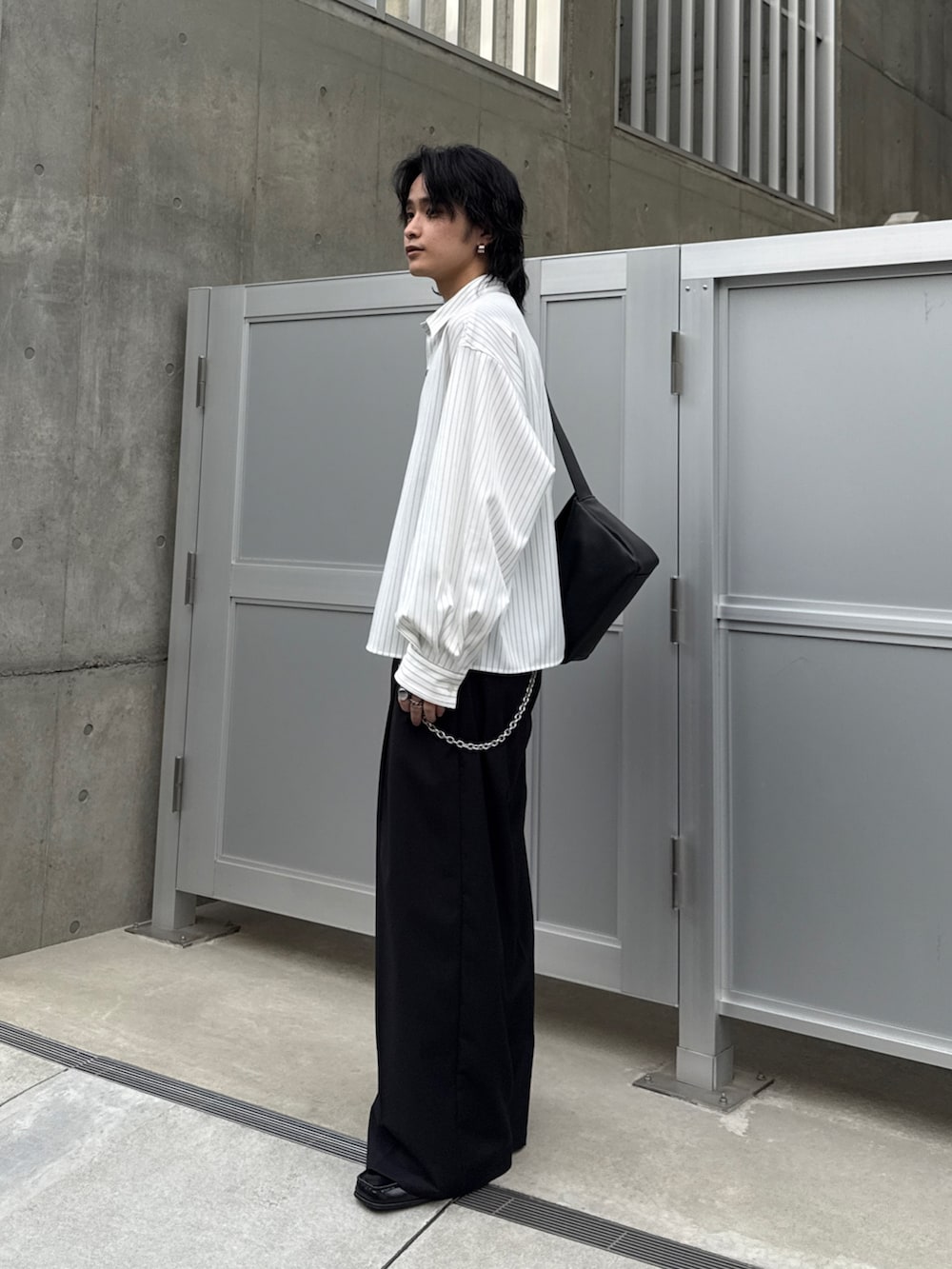 ブラウン系のブルゾン、ホワイト系のシャツ/ブラウス、ブラック系のスラックスを着用したメンズの春コーディネートの9枚目の写真