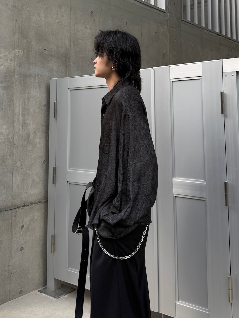 ブラック系のシャツ/ブラウス、ブラック系のスラックス、ブラック系のショルダーバッグを着用したメンズの春コーディネートの5枚目の写真