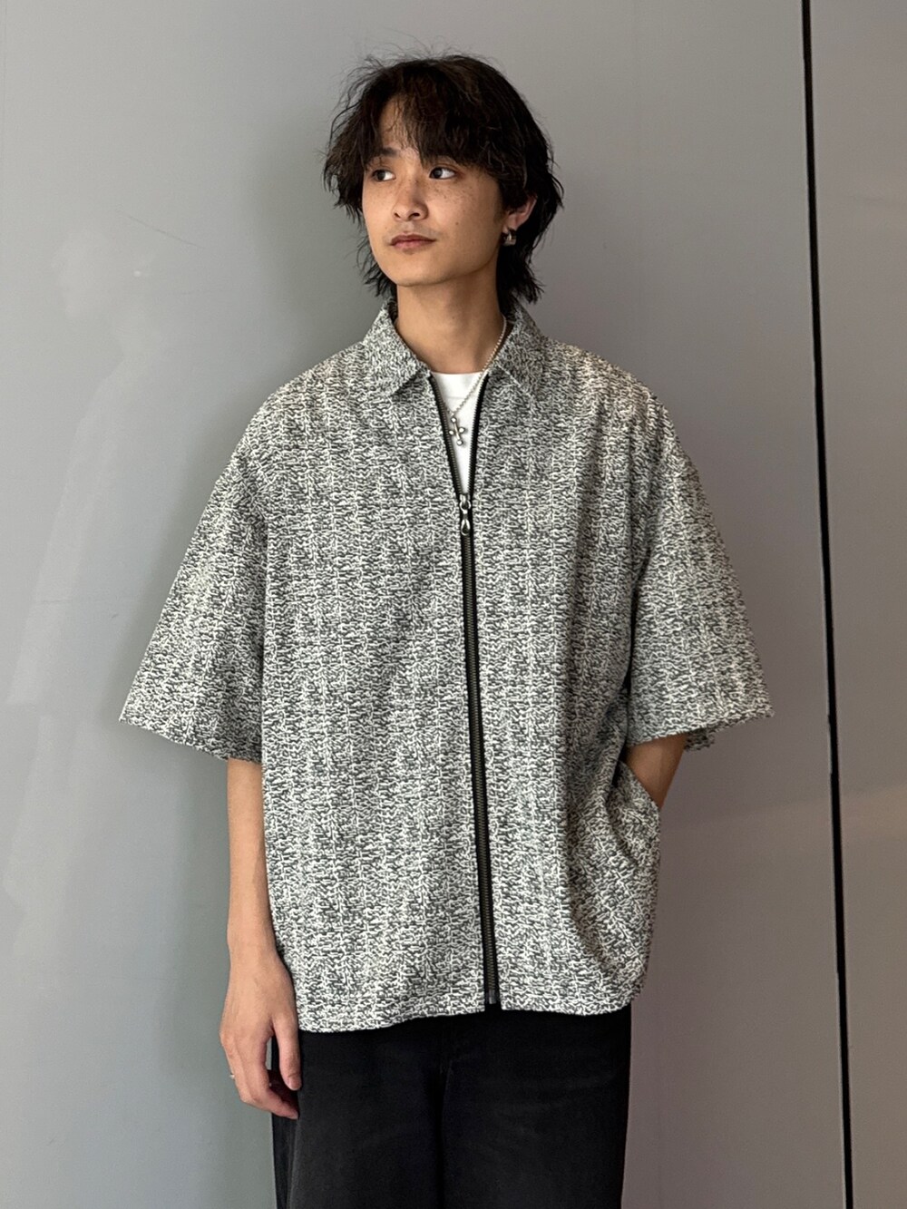 ホワイト系のシャツ/ブラウス、ホワイト系のTシャツ/カットソー、ブラック系のデニムパンツを着用したメンズの夏コーディネートの4枚目の写真