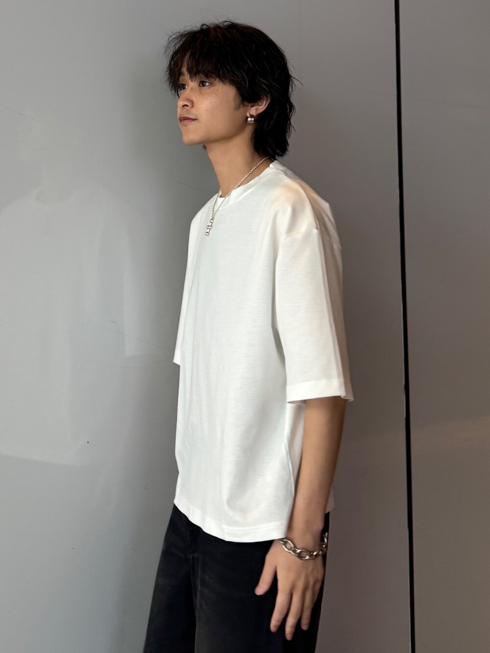 ホワイト系のTシャツ/カットソー、ブラック系のデニムパンツを着用したメンズの夏コーディネートの5枚目の写真