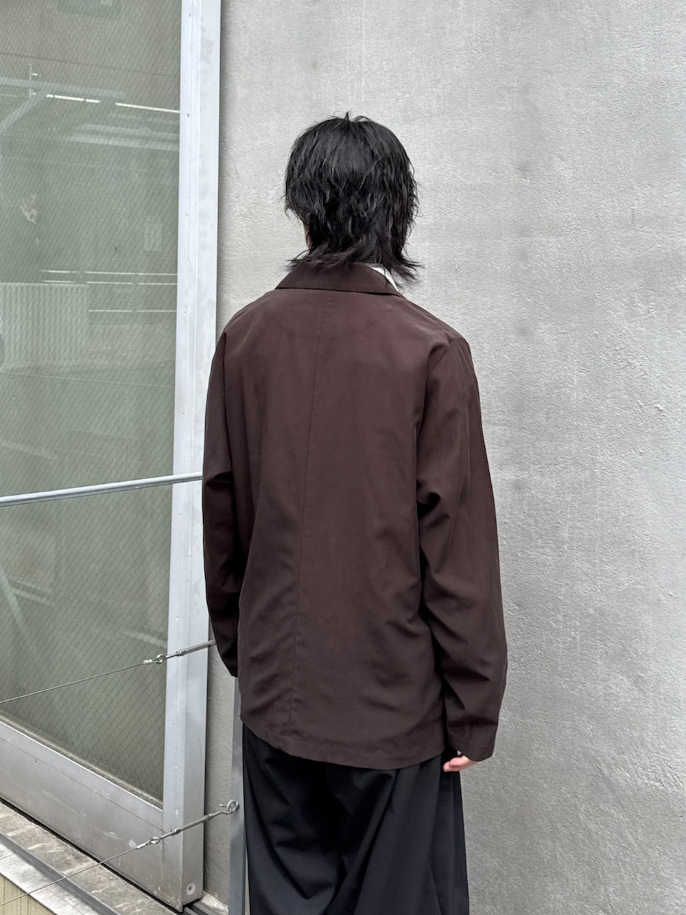 グレー系のシャツ/ブラウス、グレー系のシャツ/ブラウス、ブラック系のその他パンツを着用したメンズの春コーディネートの6枚目の写真