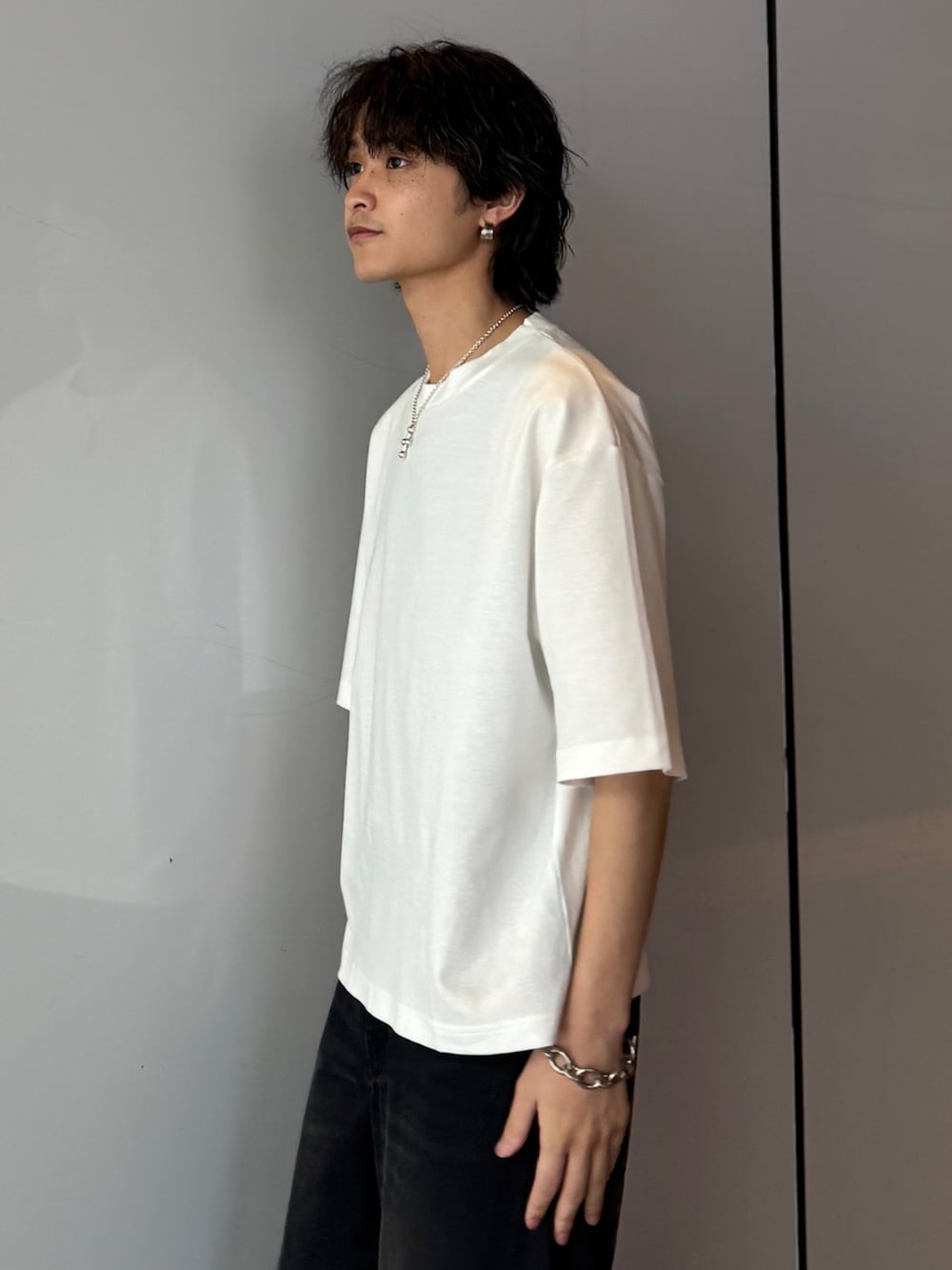 ホワイト系のシャツ/ブラウス、ホワイト系のTシャツ/カットソー、ブラック系のデニムパンツを着用したメンズの夏コーディネートの8枚目の写真