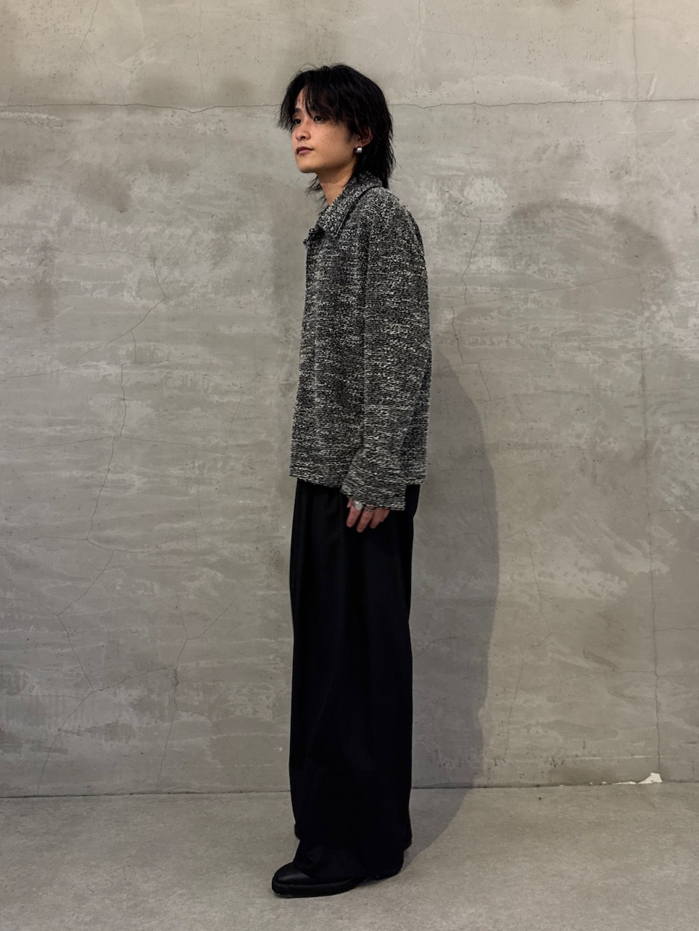 ブラック系のシャツ/ブラウス、ブラック系のその他パンツを着用したメンズの春コーディネートの2枚目の写真