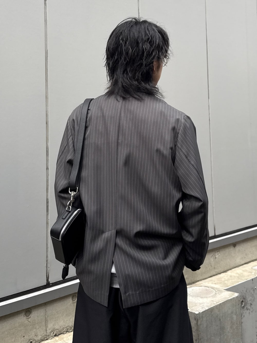 ブラック系のその他パンツ、グレー系のテーラードジャケット、グレー系のシャツ/ブラウスを着用したメンズの春コーディネートの6枚目の写真