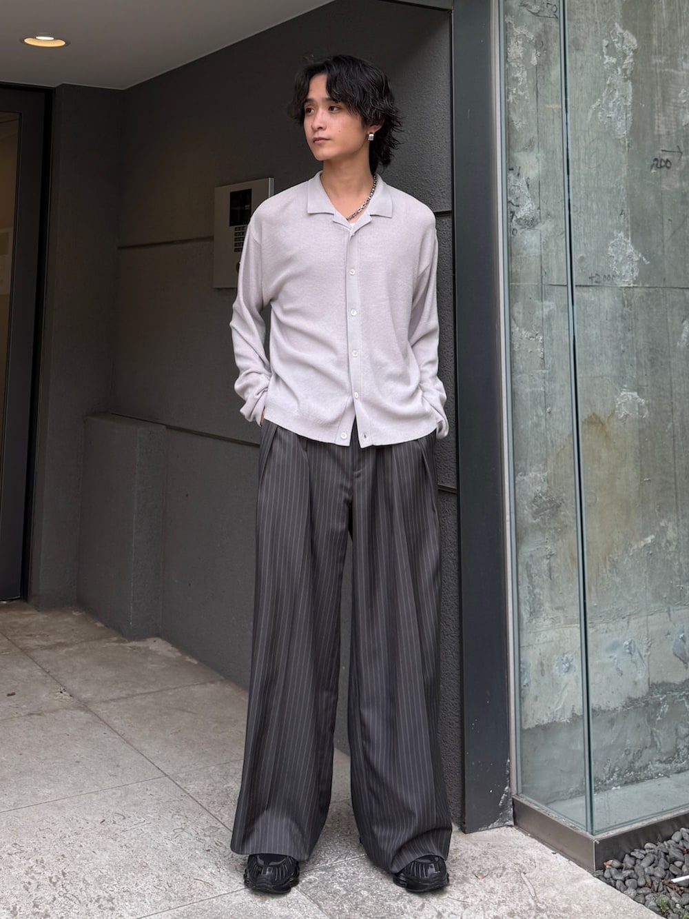 グレー系のスラックス、グレー系のシャツ/ブラウスを着用したメンズの夏コーディネートの2枚目の写真