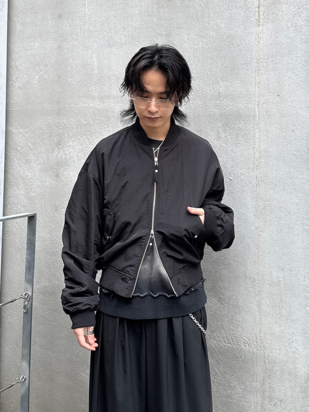 ブラック系のMA-1、ブラック系のスウェット、ブラック系のその他パンツを着用したメンズの春コーディネートの4枚目の写真