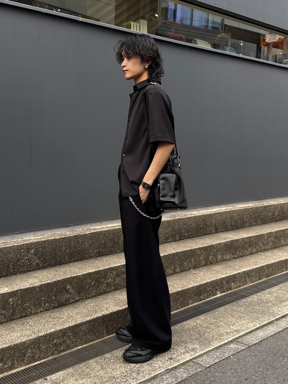 ブラック系のシャツ/ブラウス、ブラック系のショルダーバッグ、ブラック系のスラックスを着用したメンズの夏コーディネートの2枚目の写真
