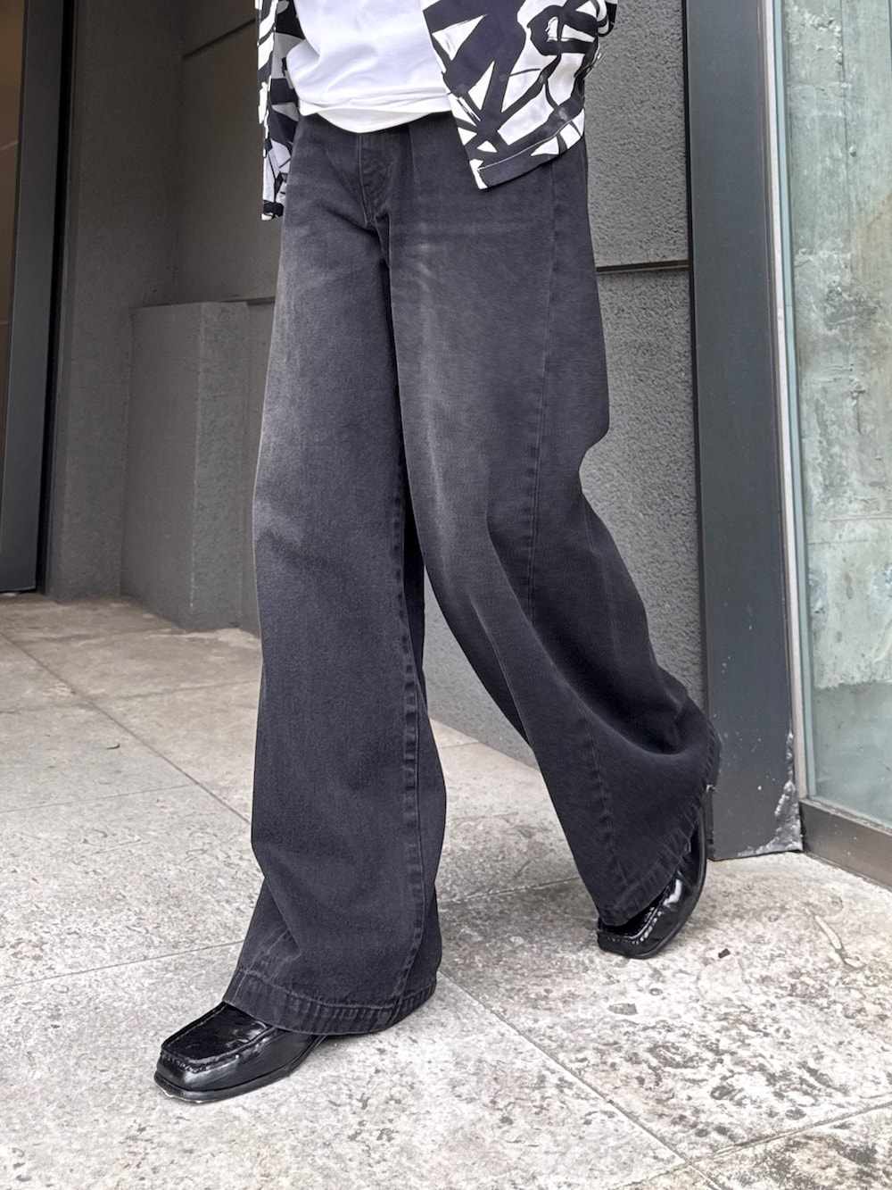 ブラック系のシャツ/ブラウス、ブラック系のデニムパンツ、ホワイト系のタンクトップを着用したメンズの夏コーディネートの8枚目の写真