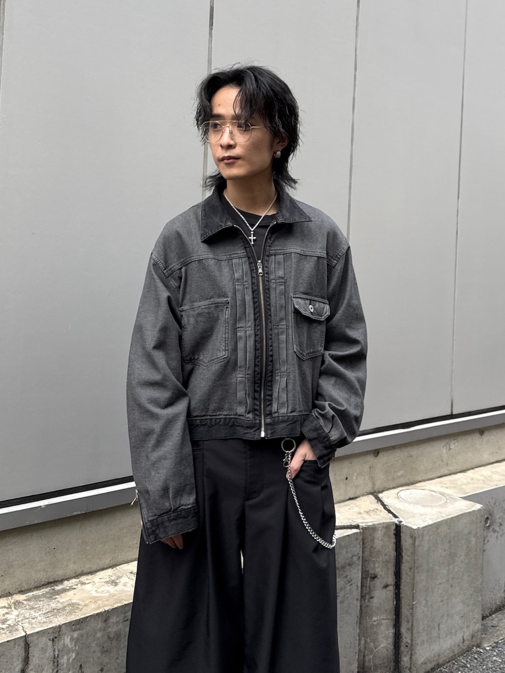 ブラック系のTシャツ/カットソー、ブラック系のその他パンツ、ブラック系のデニムジャケットを着用したメンズの春コーディネートの4枚目の写真