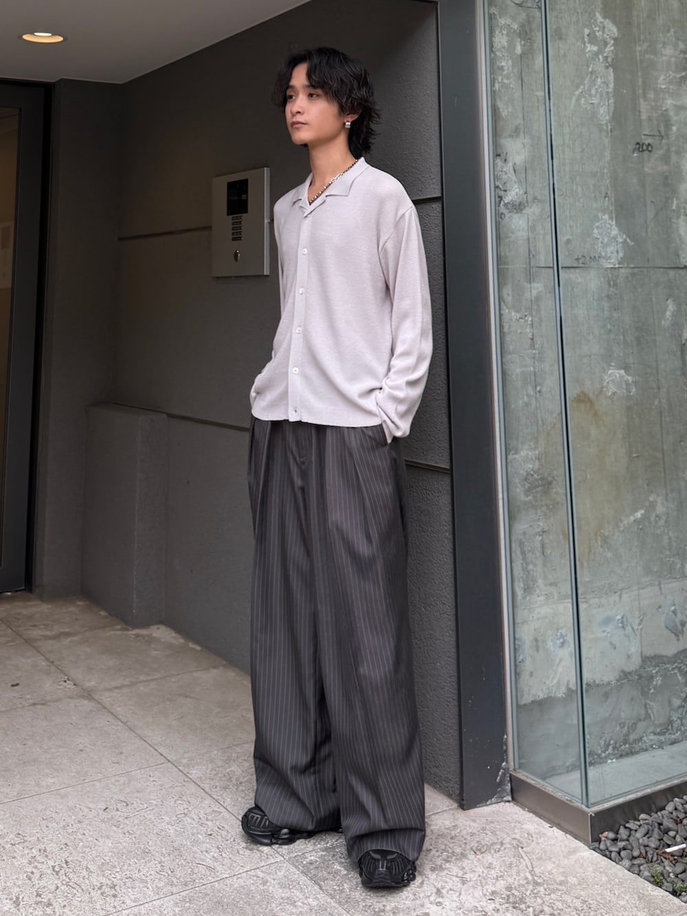 グレー系のスラックス、グレー系のシャツ/ブラウスを着用したメンズの夏コーディネートの3枚目の写真