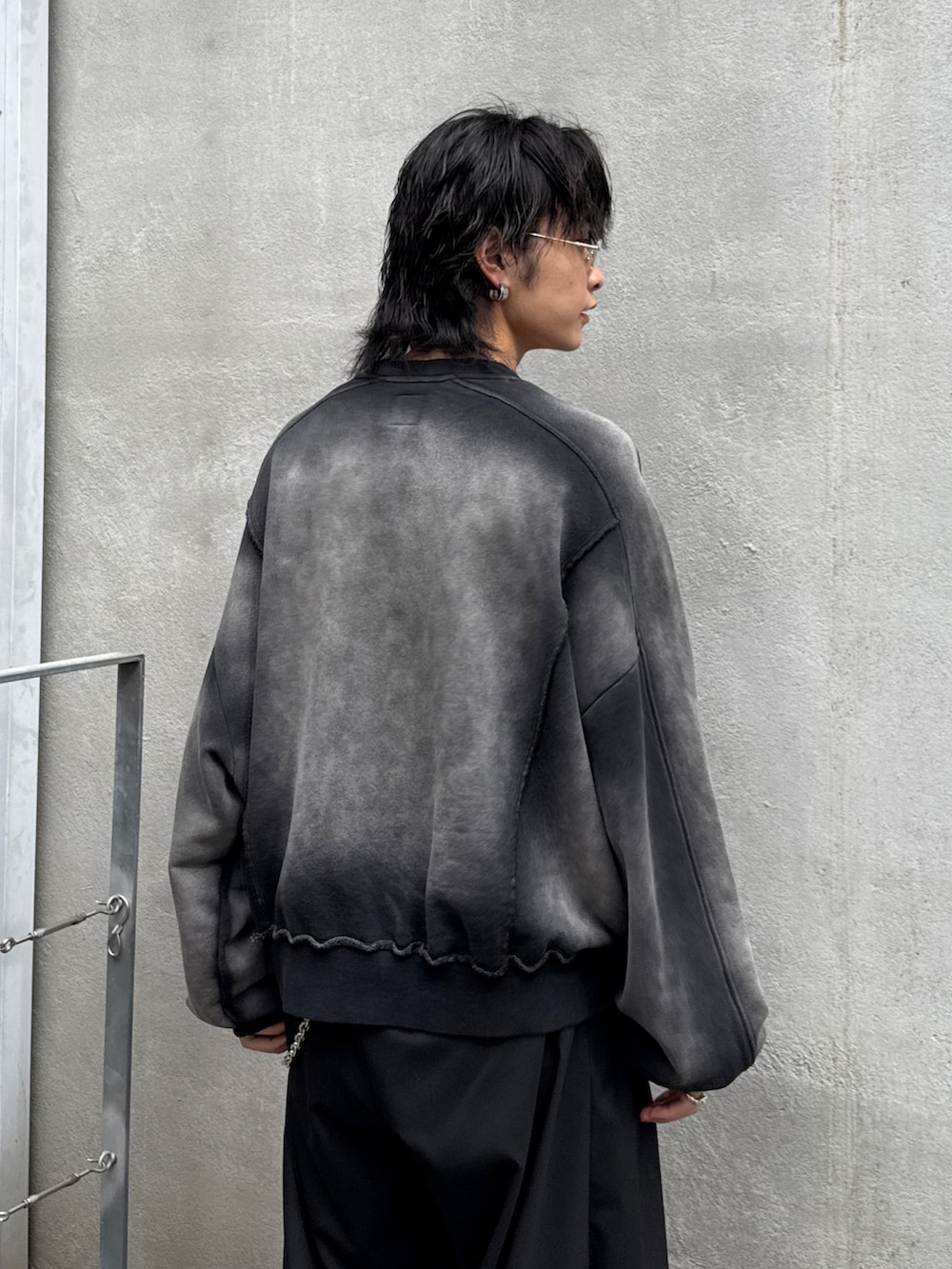 ブラック系のスウェット、ブラック系のその他パンツ、シルバー系のサングラスを着用したメンズの春コーディネートの6枚目の写真