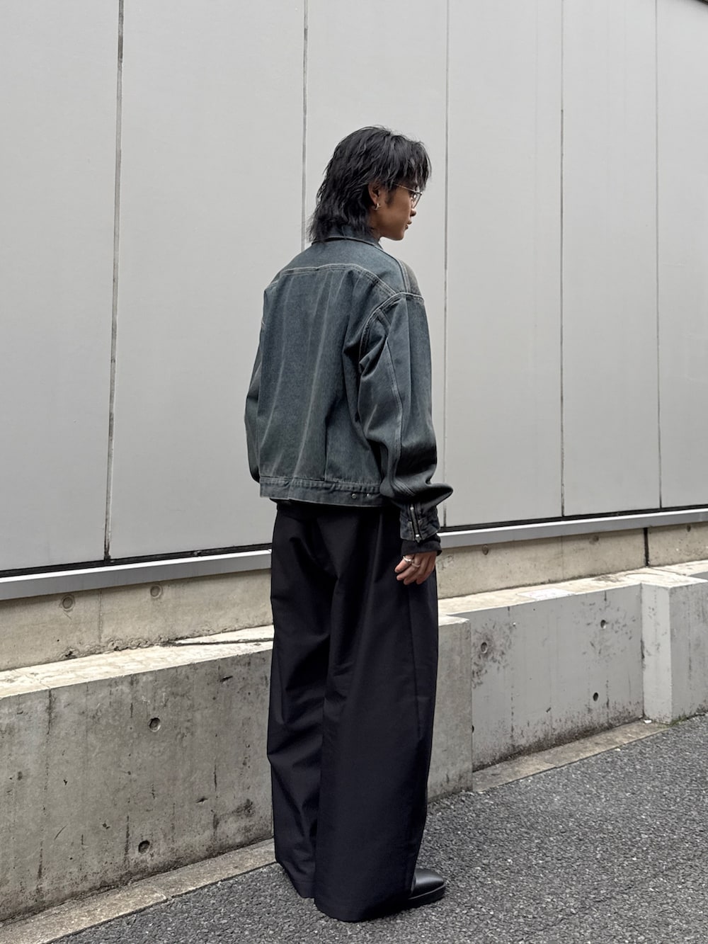 ブルー系のデニムジャケット、ブラック系のTシャツ/カットソー、ブラック系のその他パンツを着用したメンズの春コーディネートの3枚目の写真