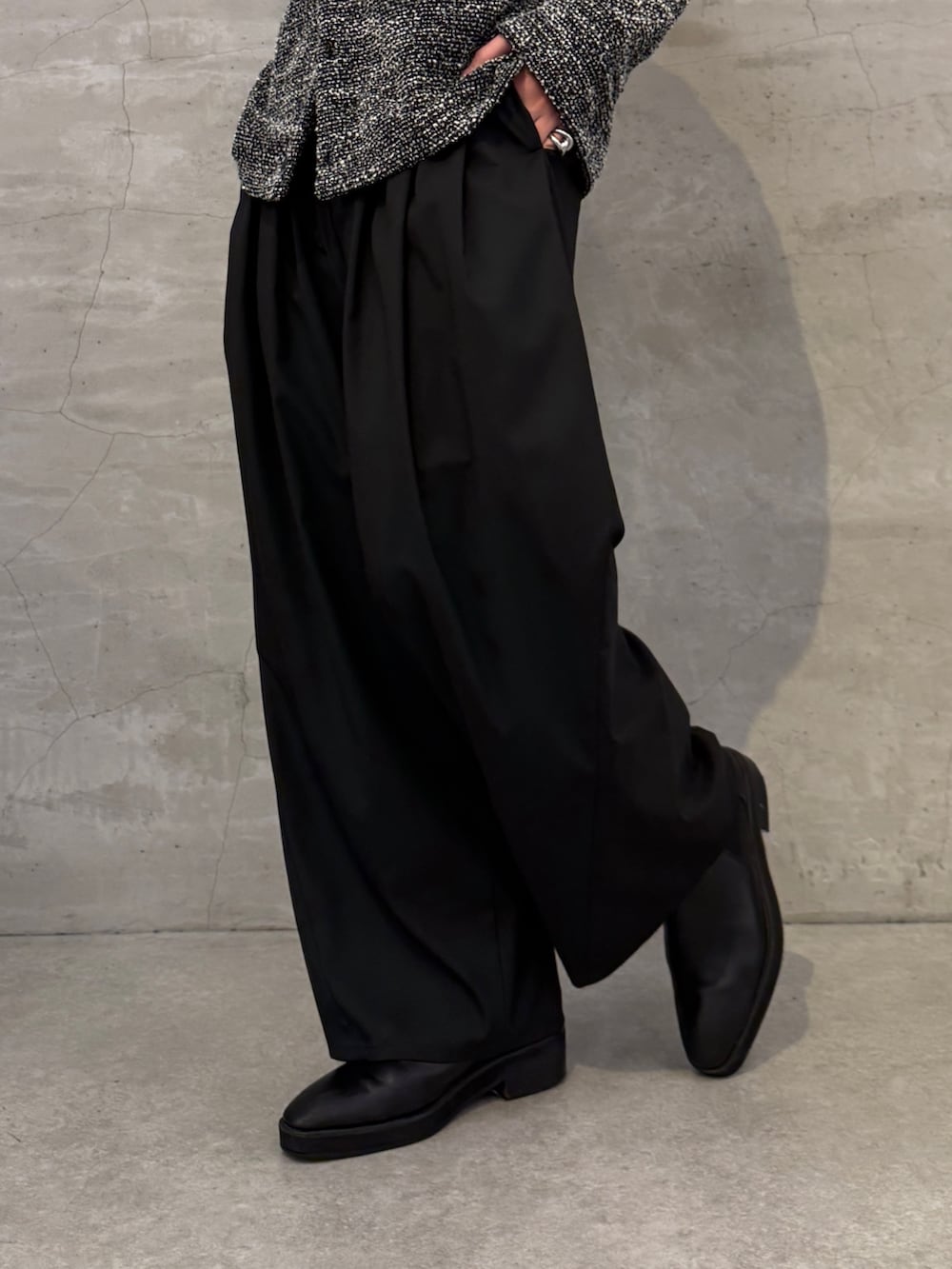 ブラック系のシャツ/ブラウス、ブラック系のその他パンツを着用したメンズの春コーディネートの8枚目の写真