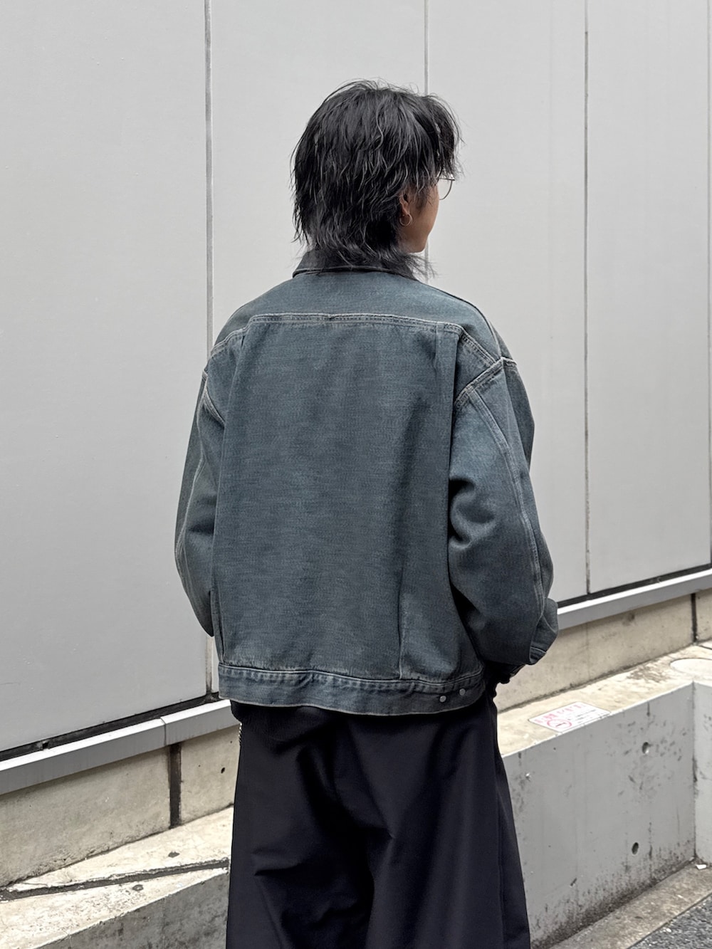 ブルー系のデニムジャケット、ブラック系のTシャツ/カットソー、ブラック系のその他パンツを着用したメンズの春コーディネートの6枚目の写真