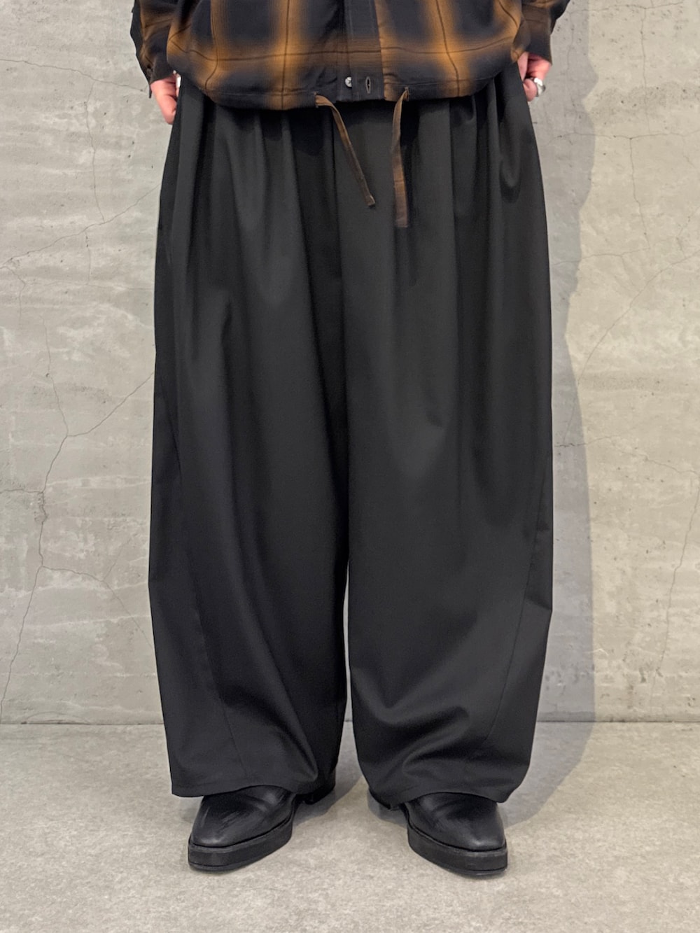 ブラック系のブルゾン、ブルー系のシャツ/ブラウス、ブラック系のその他パンツを着用したメンズの春コーディネートの8枚目の写真